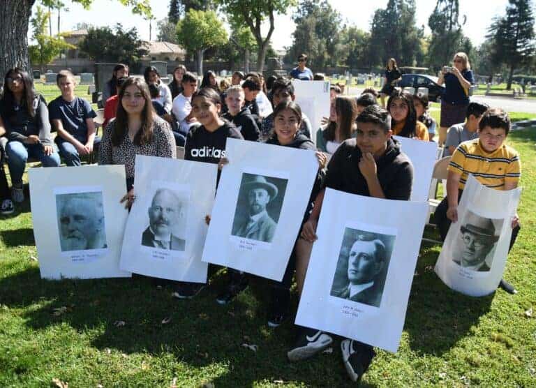 Estudiantes de octavo grado investigando el pasado de los sheriffs