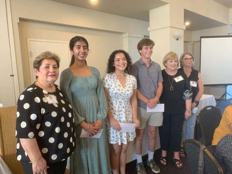 Mujeres republicanas otorgan becas