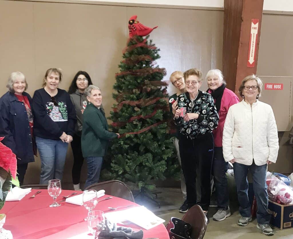 Photo - Friends of the Library get tree ready