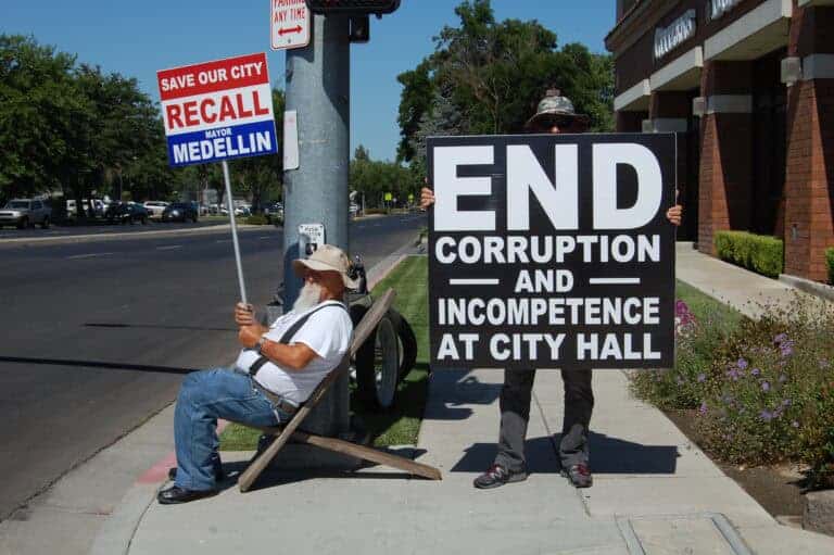 Recall committee starts signature campaign