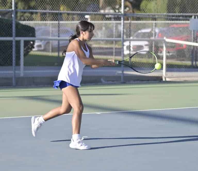 Coyotes advance in tennis