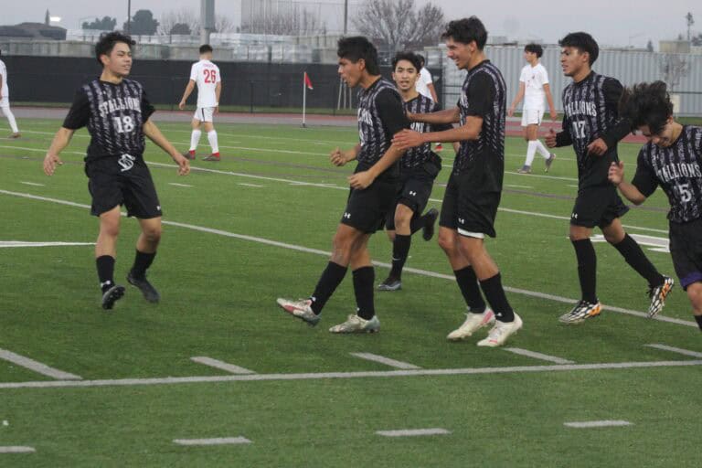 Stallions fall late to Apaches