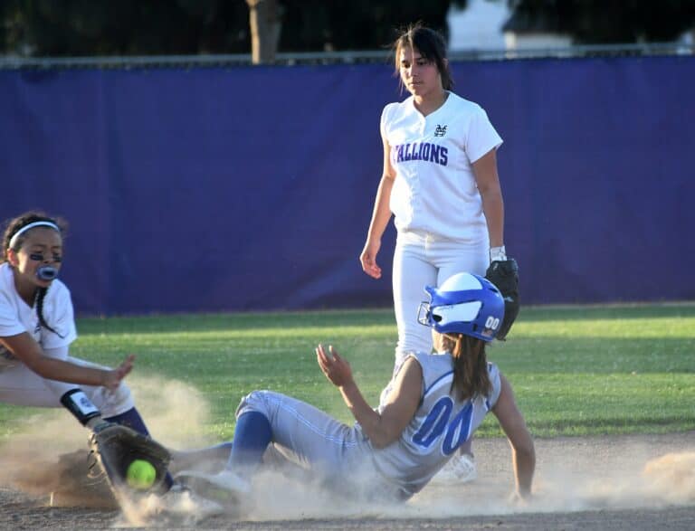Coyotes continue win streak over Stallions