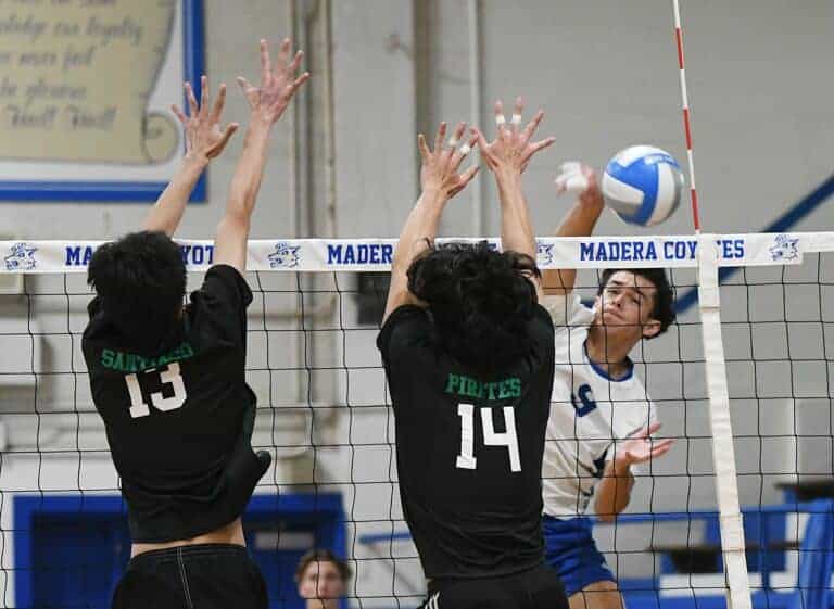 Volleyball sweeps Reedley Pirates
