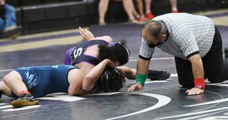 Stallions close duals with win