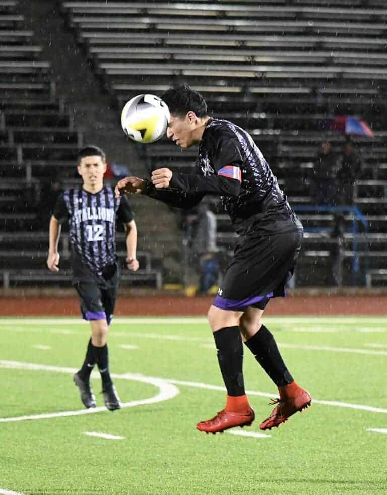 Team effort carries top seed over Warriors