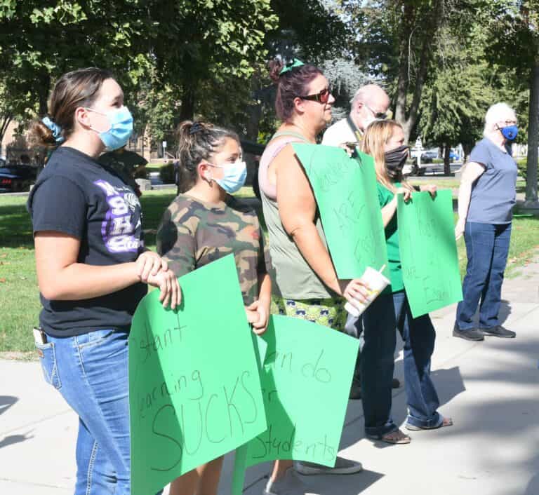 Rally pleads for an end to distance learning