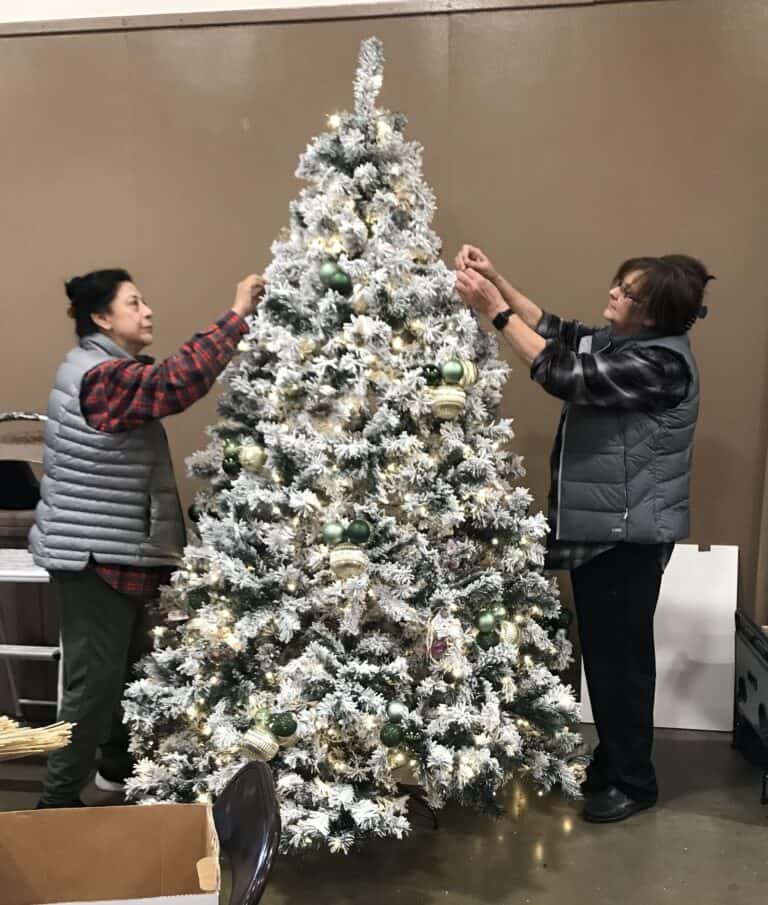 Chamber gets ready to decorate tree