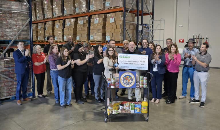 Soria presenta cheque a la Fundación Bancos de Alimentos del Condado de Madera