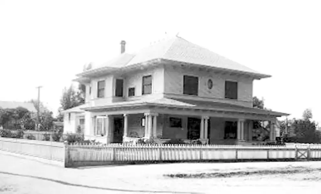 Photo - The Brown house on Yosemite Ave. in 1920.