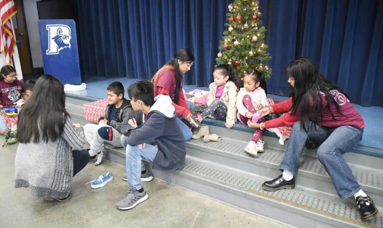 Leos distribute shoes, socks and coats