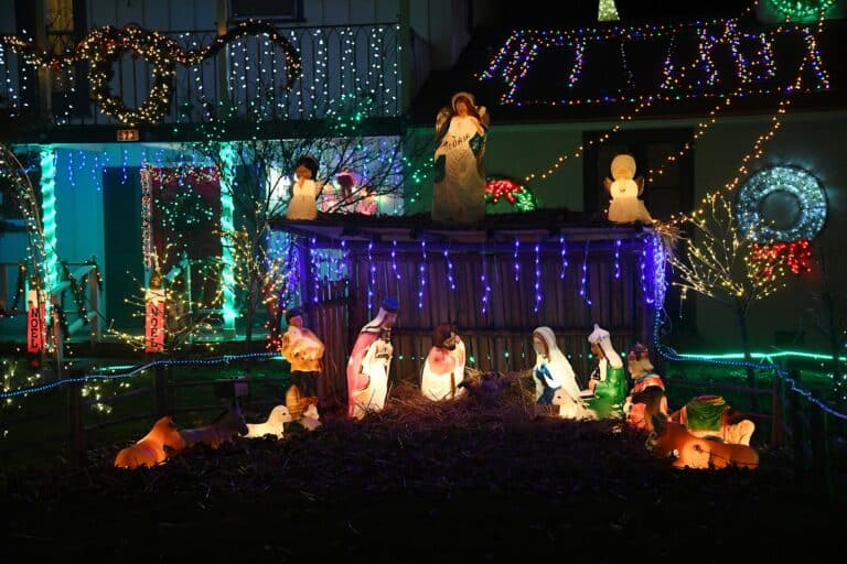 Madera man sustains Christmas lighting despite vandals