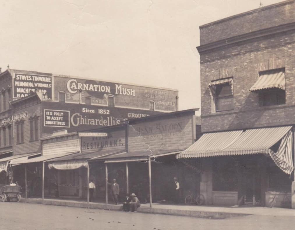 Historic photo of 1918 fire in Madera leading to city rebuilding efforts.